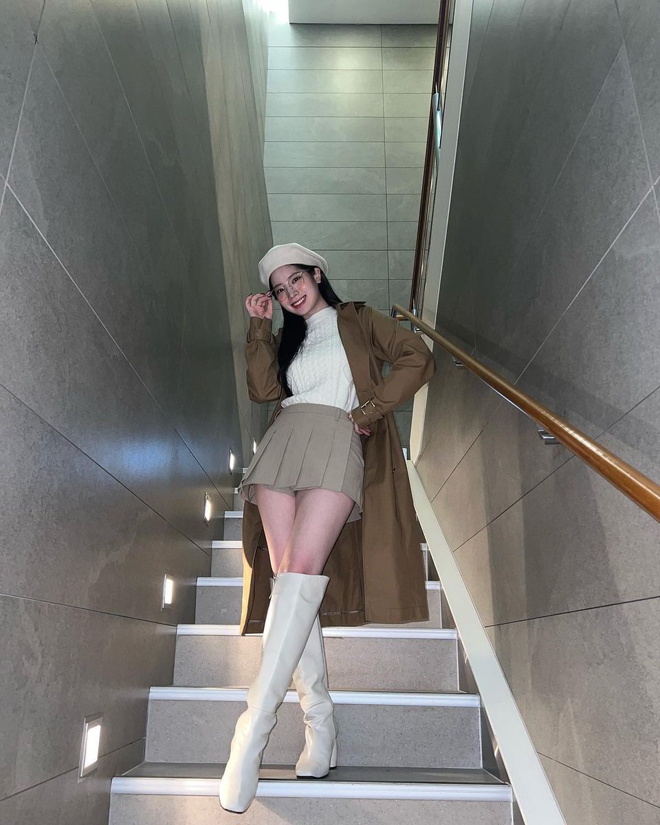 dahyoan's tweet photo. brown never goes out of fashion 🍂🍁 fabulous brown completes my outfit to be perfectly complete. https://t.co/QLUYTIGkxT