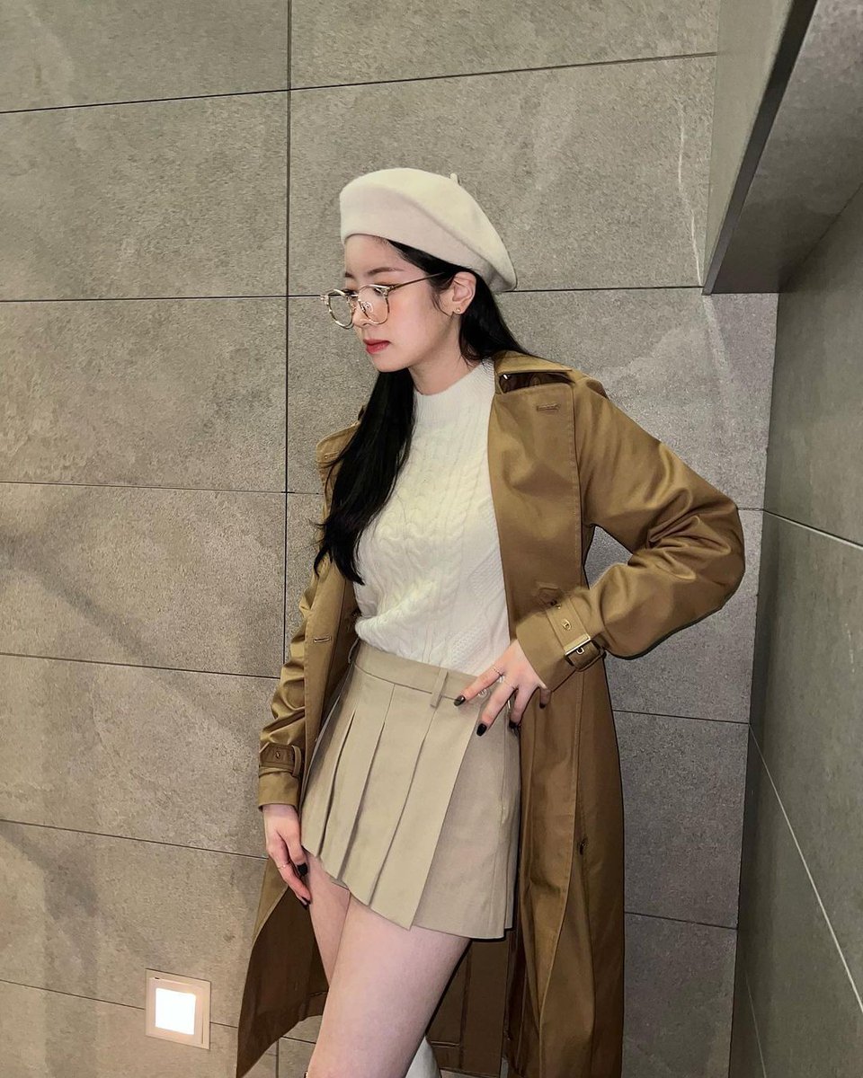 dahyoan's tweet photo. brown never goes out of fashion 🍂🍁 fabulous brown completes my outfit to be perfectly complete. https://t.co/QLUYTIGkxT