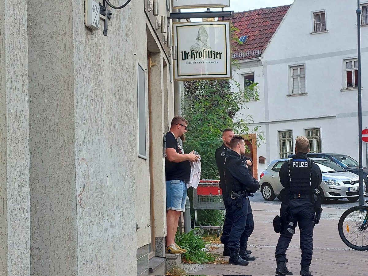 WeberKili's tweet photo. 15:38 Als die queere Demonstration ,auf der leipziger Straße, wieder an der Kneipe vorbei kommt, kommt es zu pöbelein. Einer der Gäste, hinter der Fensterscheibe, ist sehr agressiv und fordert Teilnehmer*innen auf doch her zu kommen

#le1709 #Taucha #Pride #Queerfeindlichkeit https://t.co/Q7I2jabS5d