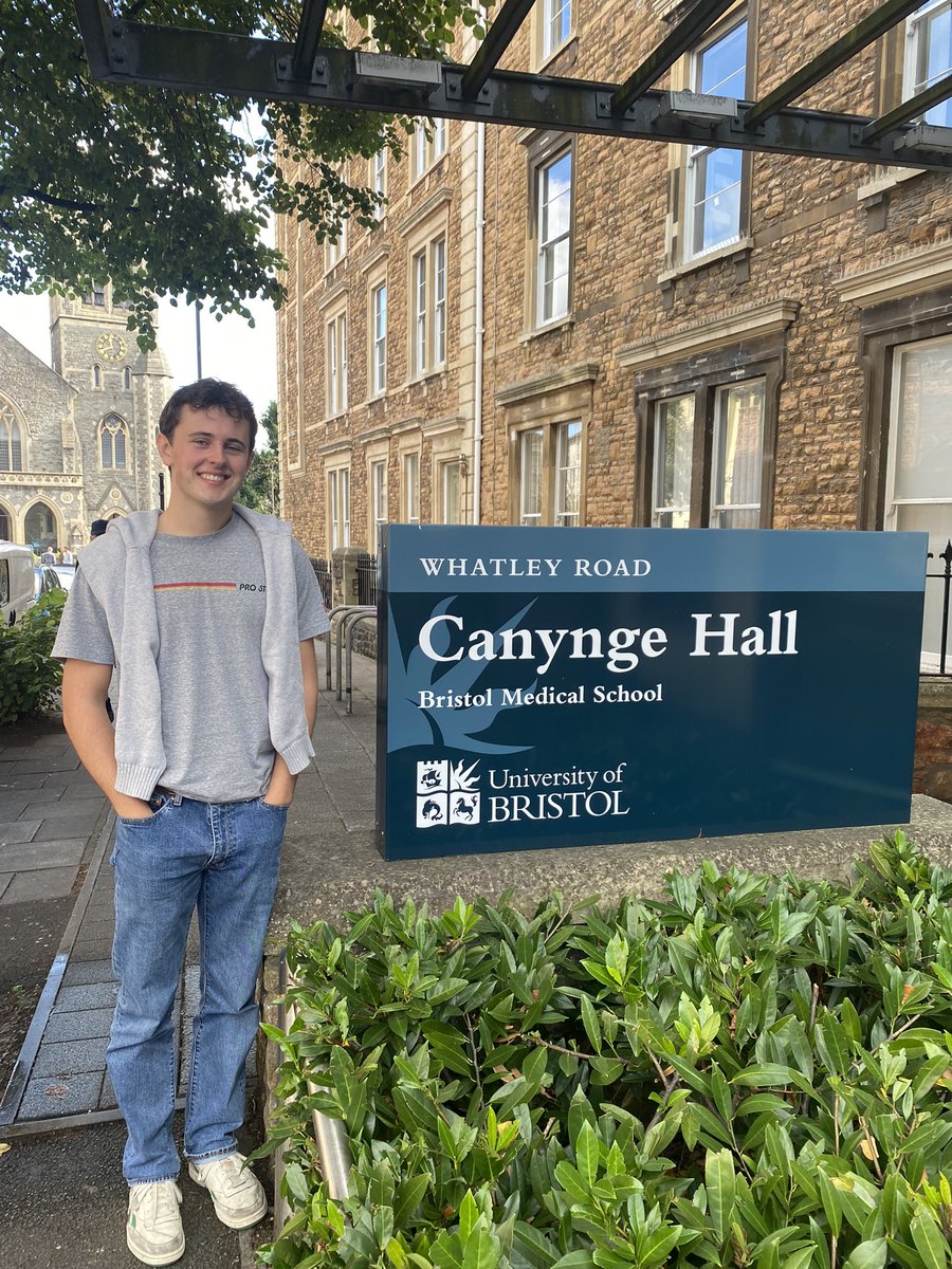 An emotional but exciting day. Good luck <a href="/hugobernie1/">Hugo Bernie</a> Enjoy every minute. #freshers2022 <a href="/davidpbernie/">David Bernie</a>