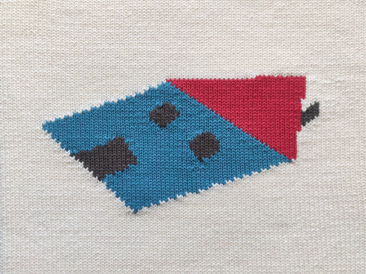 "Home Is Where It Hurts" is available for purchase at our online store! 🖤
#knitting #knittingmachine #machineknitting #intarsia #handmade #art #wearableart #fuckfastfashion #slowfashion #knit #design #cotton #colours #yarn #smallbusiness #summer #tshirt #monster #collage