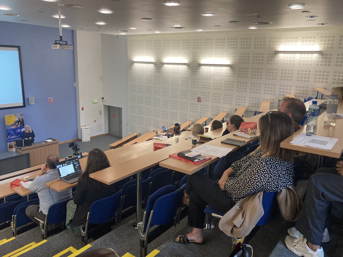 markmcentee's tweet photo. Dr Dominic Crotty of @generalelectric medical systems captivating the audience with auto positioning, auto prescription, true fidelity reconstruction, AI based reconstruction #UCCCT https://t.co/iwV66NSYF2