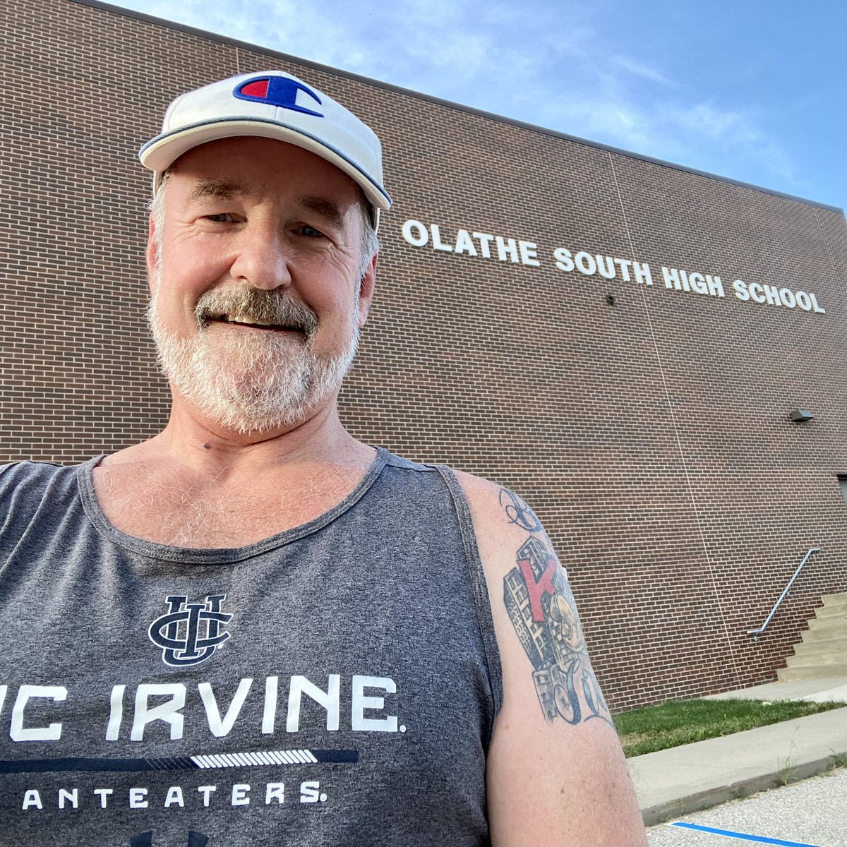 CMoneyKS's tweet photo. Nice #SaturdayMorning almost 3 miles in #The062 where everything is beautiful and nothing hurts. #Running #Fitness #KansasRunners #GrandpaRunners #OlatheKS #OSHS #Falcons #CheeseHope #Anteaters #UCIrvine #Zot https://t.co/m86AeRS396