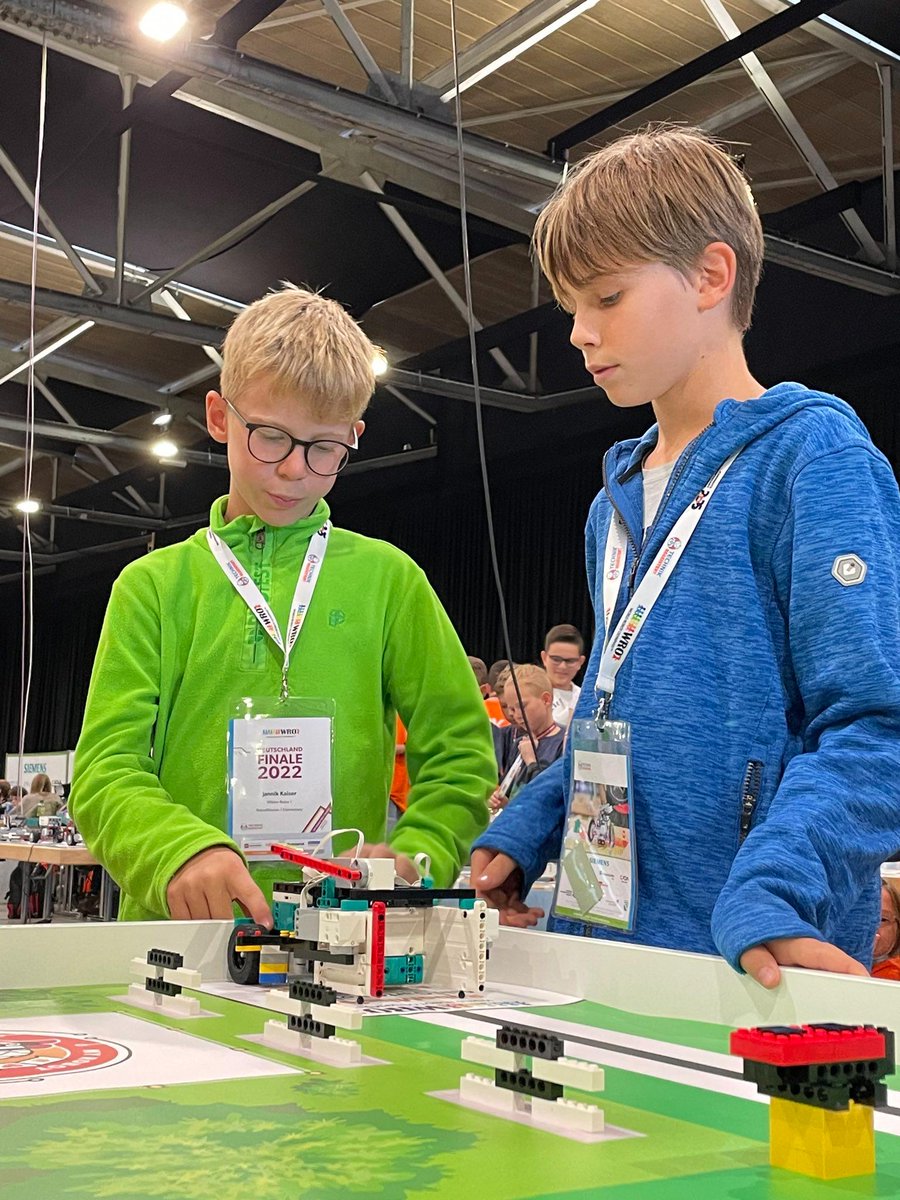 #Impressionen vom #Deutschlandfinale der #WRO2022de in #Chemnitz. In der Kategorie RoboMission laufen die ersten Wertungsrunden.

#mint #technik #bildung #wro #worldrobotolympiad #wro2022 #myrobotmyfriend