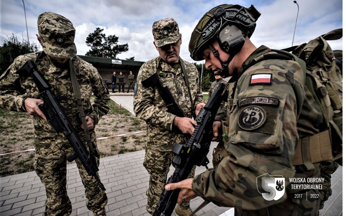 terytorialsi's tweet photo. Dowódca #1PBOT 🇵🇱 przyjął delegację WOT z Ukrainy🇺🇦 na Podlasiu. Przedstawiciele SZ Ukrainy🇺🇦 na czele z gen. bryg. Serhii SOBKO zastępcą dowódcy WOT🇺🇦 wymienili się doświadczeniami a następnie na strzelnicy wykonali strzelanie z karabinka #MSBSGROT.
Razem możemy więcej 🇵🇱 🇺🇦 https://t.co/orjeSMz7e4