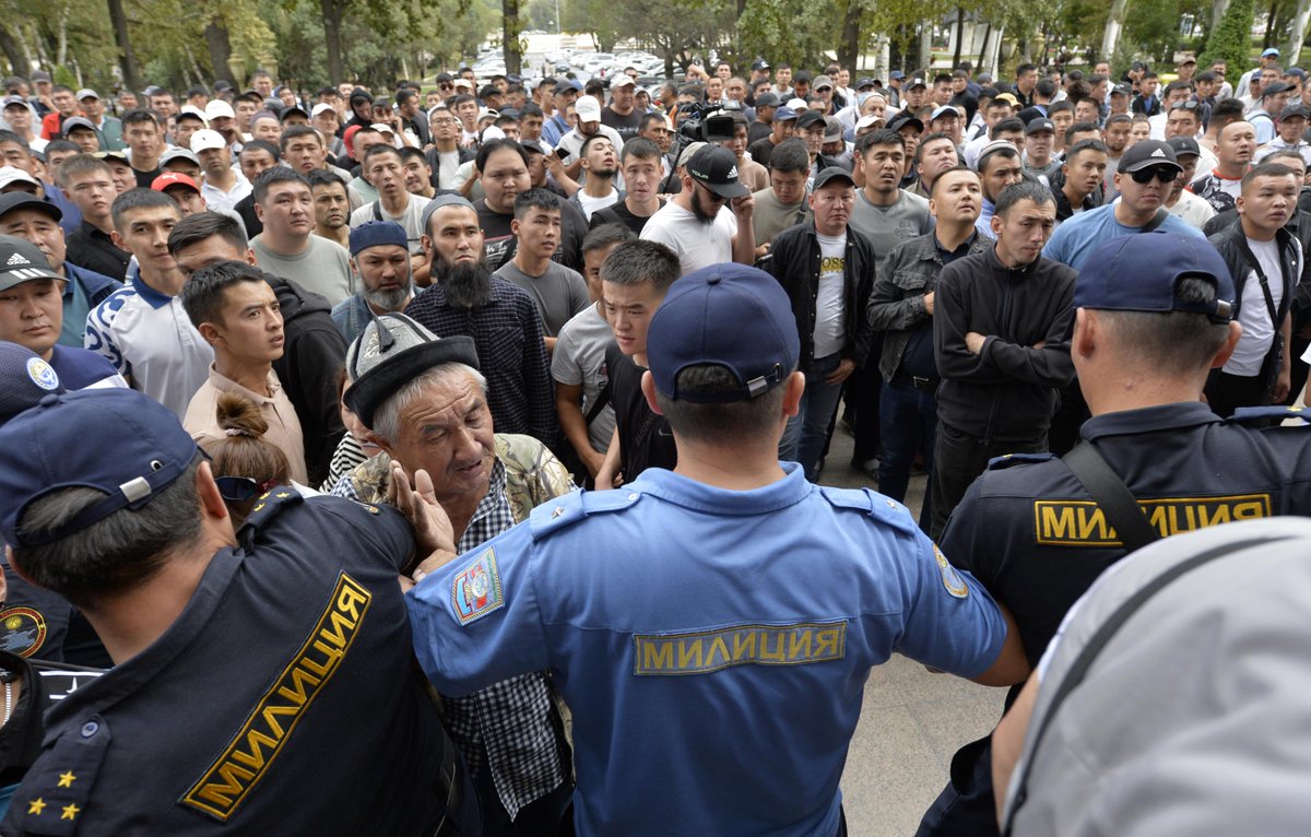 AP's tweet photo. Kyrgyzstan and Tajikistan hold talks to end border fighting https://t.co/WSQTBesIyF https://t.co/O2CSmPqdok