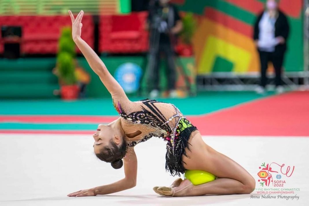 alswolf's tweet photo. Al di là del risultato (3 ori e 1 bronzo mondiali)... che meraviglia❤️
Sofia Raffaeli, 18 anni
#GinnasticaRitmica #Sofia
#clavette #cerchio #palla #nastro
@DGinnastica
PS: qui la dedica delle medaglie alle #Marche https://t.co/3XG3ixWlGd https://t.co/KCH9Jupv51