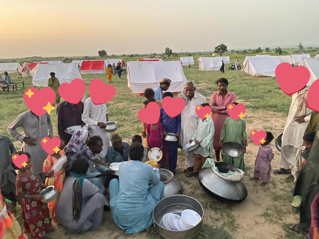 MeenayLaas's tweet photo. Today our volunteers who have been working on this tent village for the past 2 days non-stop moved all the 40 families to tent village in #Nagarparkar , got them registered by AC and with the help of your donations provided them mosquito nets and cooked food. 🙏🏽 https://t.co/Zziip1PKbT