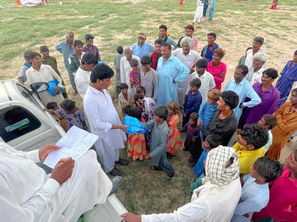 MeenayLaas's tweet photo. Today our volunteers who have been working on this tent village for the past 2 days non-stop moved all the 40 families to tent village in #Nagarparkar , got them registered by AC and with the help of your donations provided them mosquito nets and cooked food. 🙏🏽 https://t.co/Zziip1PKbT