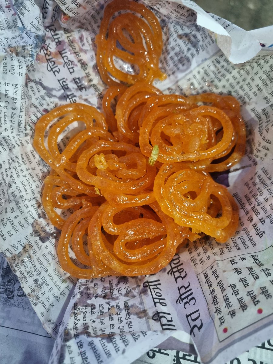 RachnaUpadhya's tweet photo. 😋😋
#foodofindia❤️ 
#madhyapradesh #Outdoorshoot #reporterlife
#Poha #Jalebi #golgappe #chanajor #Pakore 😘
#KunoWildlifeSanctuary https://t.co/4fVUjoXX6D