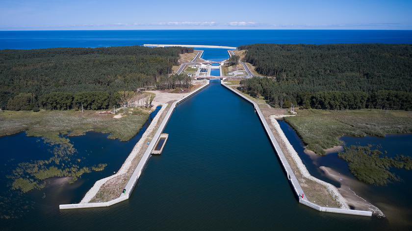 Vistula Spit canalが公式に開通。

これまで、ポーランド側の世界遺産クルシュー砂州からバルト海に出るには、砂州のドはずれにあるロシアの飛び地カリーニングラードのバルチースク海峡を通らなければならず、100kmもの無駄な行程が必要だった。

この開通は世界史的に重要な出来事である。  