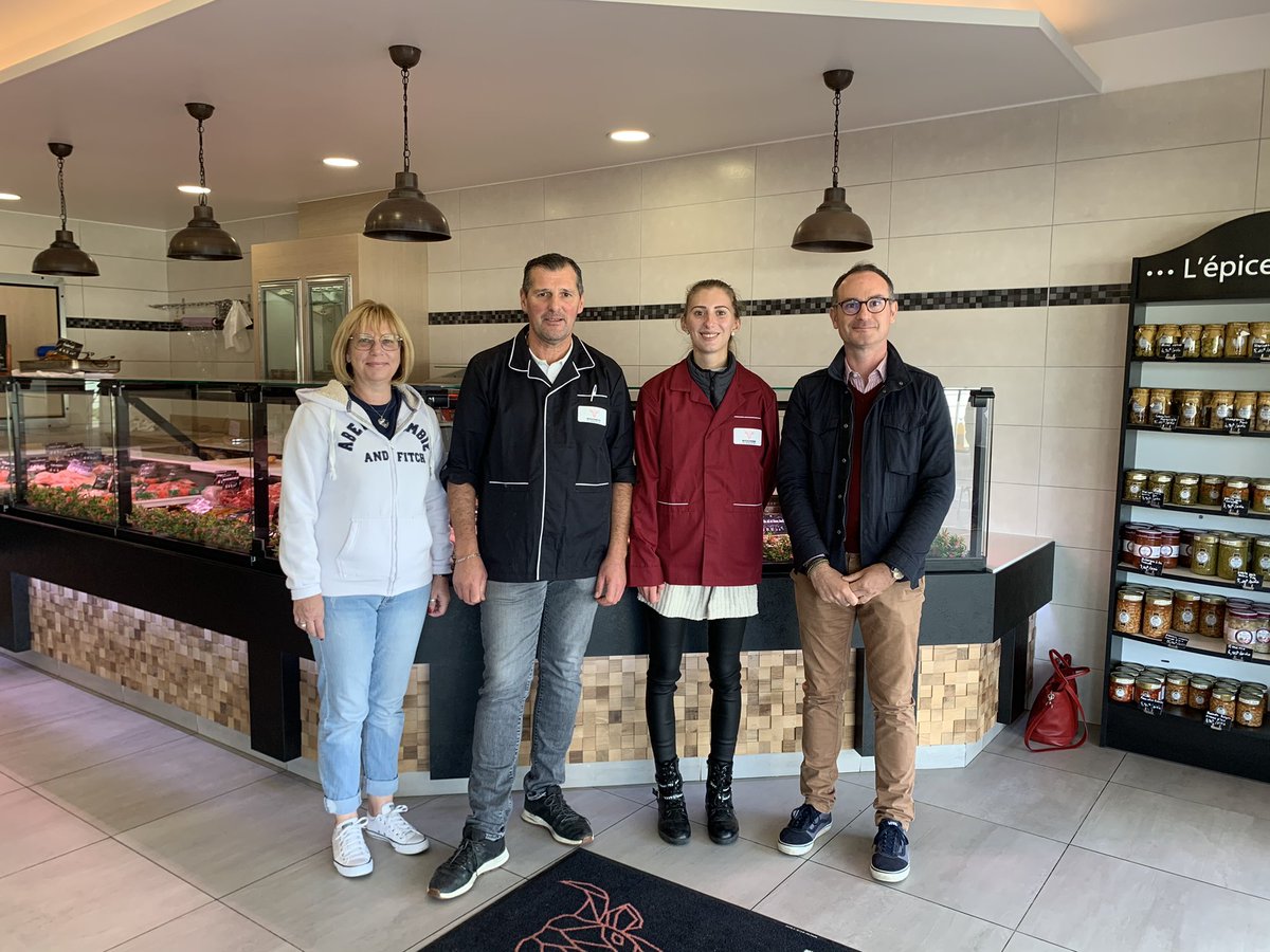 alexandrepueyo's tweet photo. Changement de propriétaire, mais pas de qualité ! Car il était déjà employé de la boucherie 🍗🍖🥓 du centre de ville de #Jouylemoutier , boulevard d’Ecancourt. Pour l’occasion il propose des dégustations jusqu’à ce soir ! 
D’ailleurs il recherche un boucher pour l’accompagner... https://t.co/7o2YAe1qlP