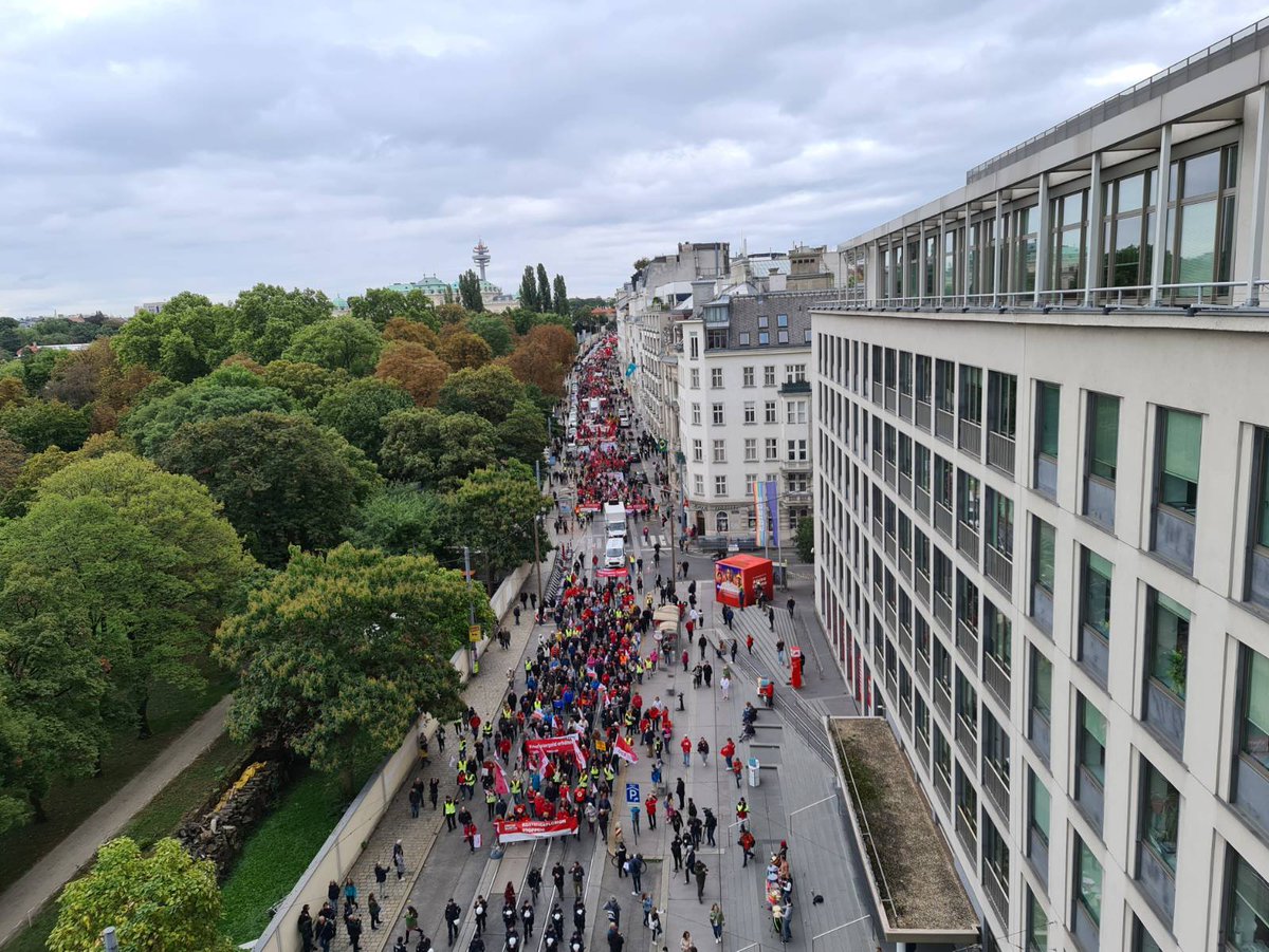 Arbeiterkammer's tweet photo. #preiserunter-Demo zieht an #AK vorbei. Gemeinsam gegen die Kostenexplosion! Wir sagen jetzt Stopp! Die Politik muss endlich handeln und kann nicht mehr tatenlos zusehen, wie unser Leben unleistbar wird. #preisrunter #teuerung https://t.co/yytyI3lxc1