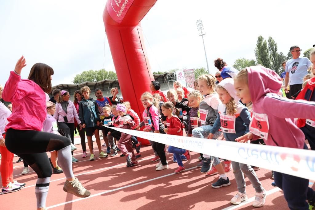 🏃🏼‍♀️La vague rose des <a href="/mulhousiennes/">Les Mulhousiennes</a> est de retour! Cet après-midi, plus de 500 enfants ouvrent le bal et se dépassent pour la bonne cause, Bravo à eux 🙏🏼Félicitations à l’ensemble de l’organisation et aux nombreux partenaires!🤞🏼Et bonne chance aux 6000 coureuses engagées demain