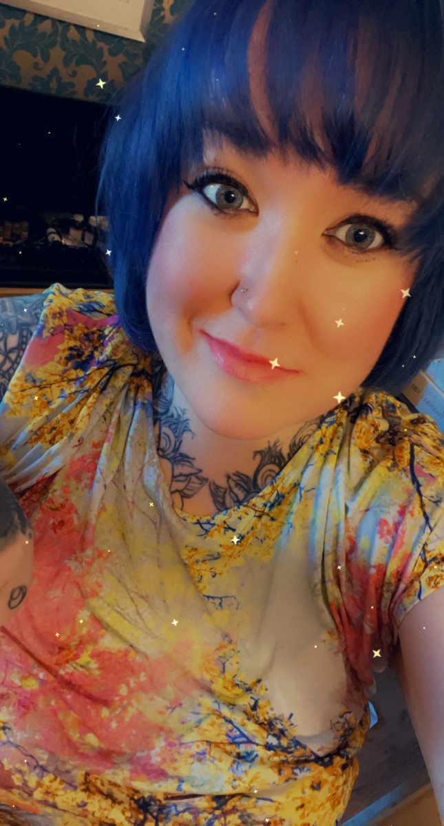 carimurph's tweet photo. Is a blue bitch again! #blue #bluehair #newhair #hairdye #bluedo #haircut #choppyhair #shorthair #shortandchoppy #eyeliner #cateyes #imblue #smurf #imasmurf #snurfymurphy https://t.co/0cUKGORmbf