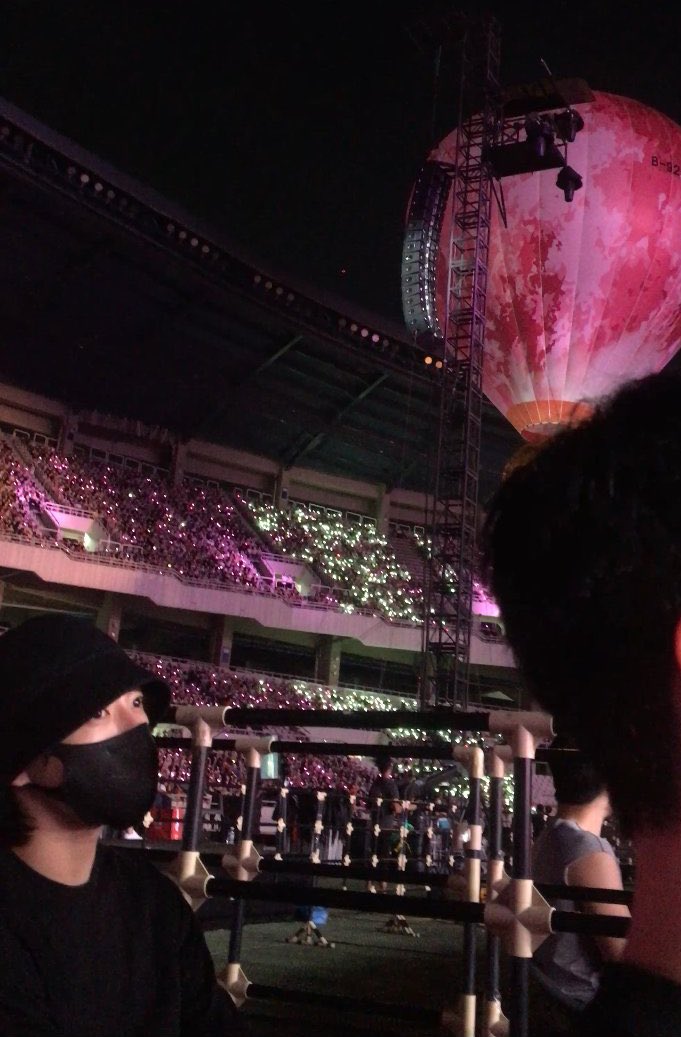 Daily_JKUpdate's tweet photo. Apparently JUNGKOOK attended  IU’s concert??! Omg 😭.. https://t.co/wr39BvXIFT