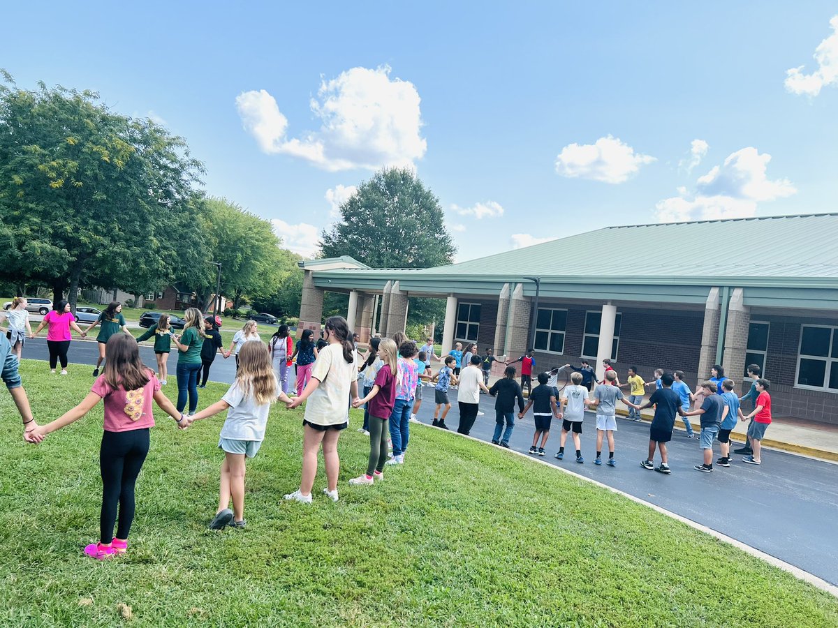 coopersclass6's tweet photo. ✨Team Building✨ is so important for building and maintaining positive relationships among peers! #BrightatBriarwood #sixthgraderocks https://t.co/8Zcb3CjQRs
