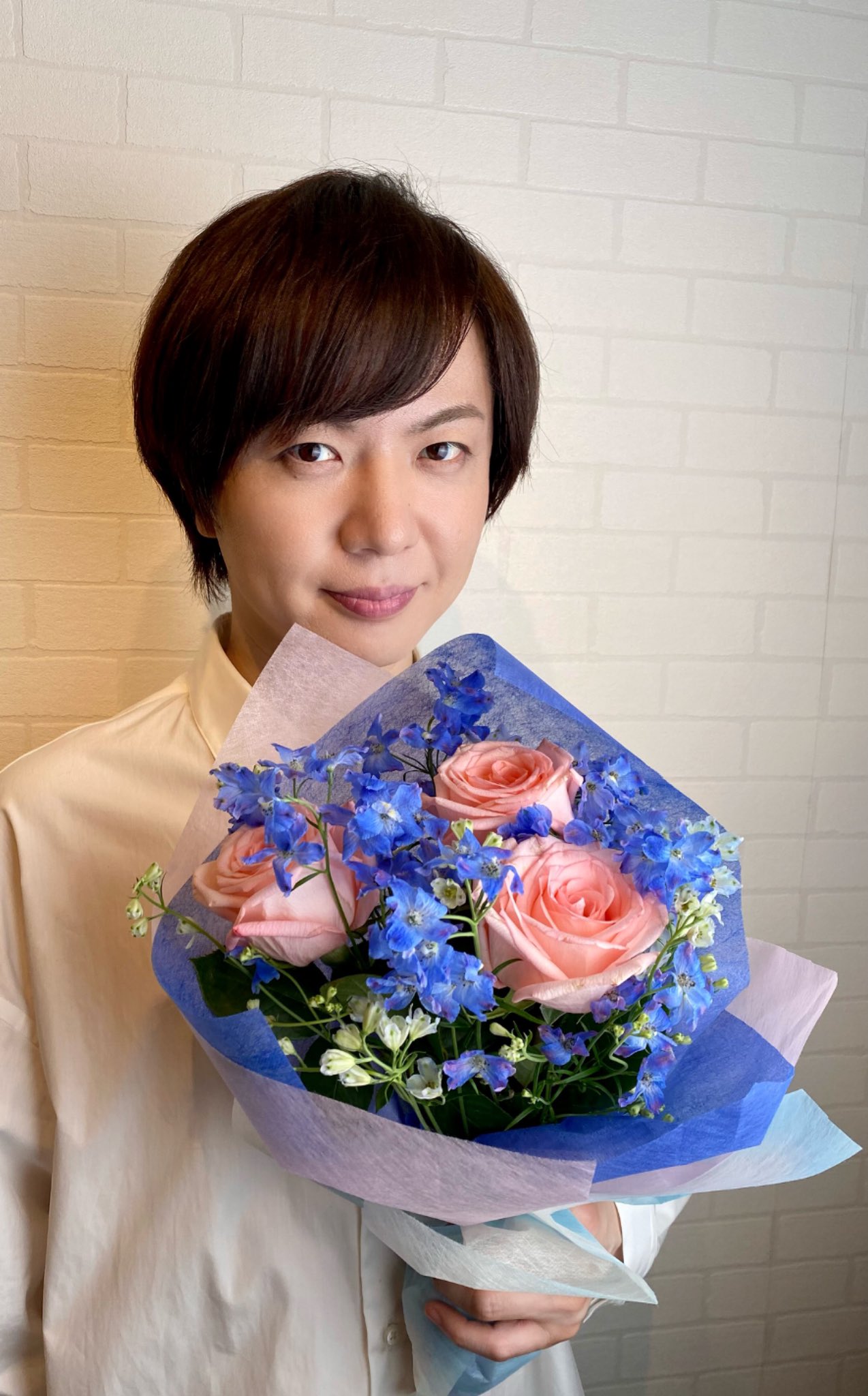 竹島宏 Hiroshi Takeshima 公式 花束 デルフィニウムとバラの花束 バラは合わせる花によって 雰囲気が変わりますね 穏やかでやわらかな花束 バラ3本の花言葉は 愛しています 台風の動きが心配です 身の安全を確保して安全に お過ごしください
