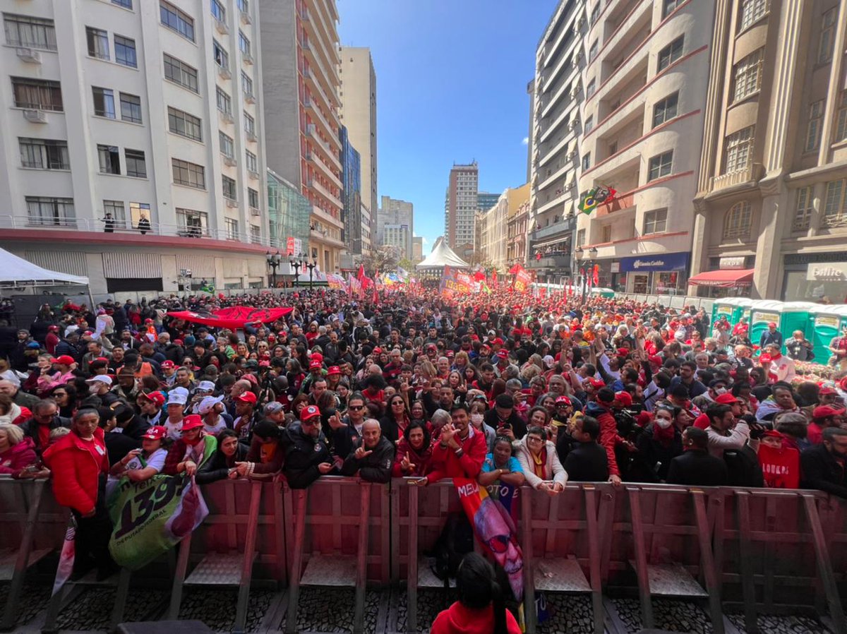 lrenanromag's tweet photo. Lula em Curitiba. Gigante!

#BrasilDaEsperança 
#LulaNo1oturno 
#LulaNo1ºTurno https://t.co/OvC7798fJj