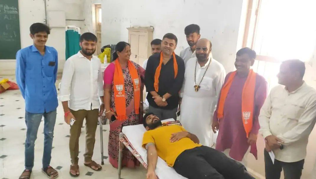 PunitSharma72's tweet photo. मौका मिला रक्तदान का इसे यूं ना गंवाइए
देकर दान रक्त का आप पुण्य कमाइये।

દેશના યશસ્વી PM શ્રી @narendramodi જીનાં જન્મદિવસ નિમિત્તે #RaktdaanAmritMahotsav અંતર્ગત જુનાગઢ મહાનગર ભાજપ યુવા મોરચા દ્વારા આયોજીત બ્લડ ડોનેશન કેમ્પમાં ઉપસ્થિત રહી રક્તદાતાઓ ને અભિનંદન પાઠવ્યાં.. https://t.co/SxwdF3zXEn