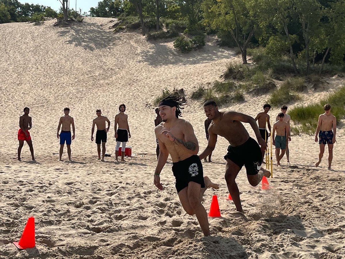 DonBoscoHoops's tweet photo. Bosco Beach Day Workouts 2022 ! Great job by our athletic performance staff and our TEAM working hard! https://t.co/HGSNS8ccIP