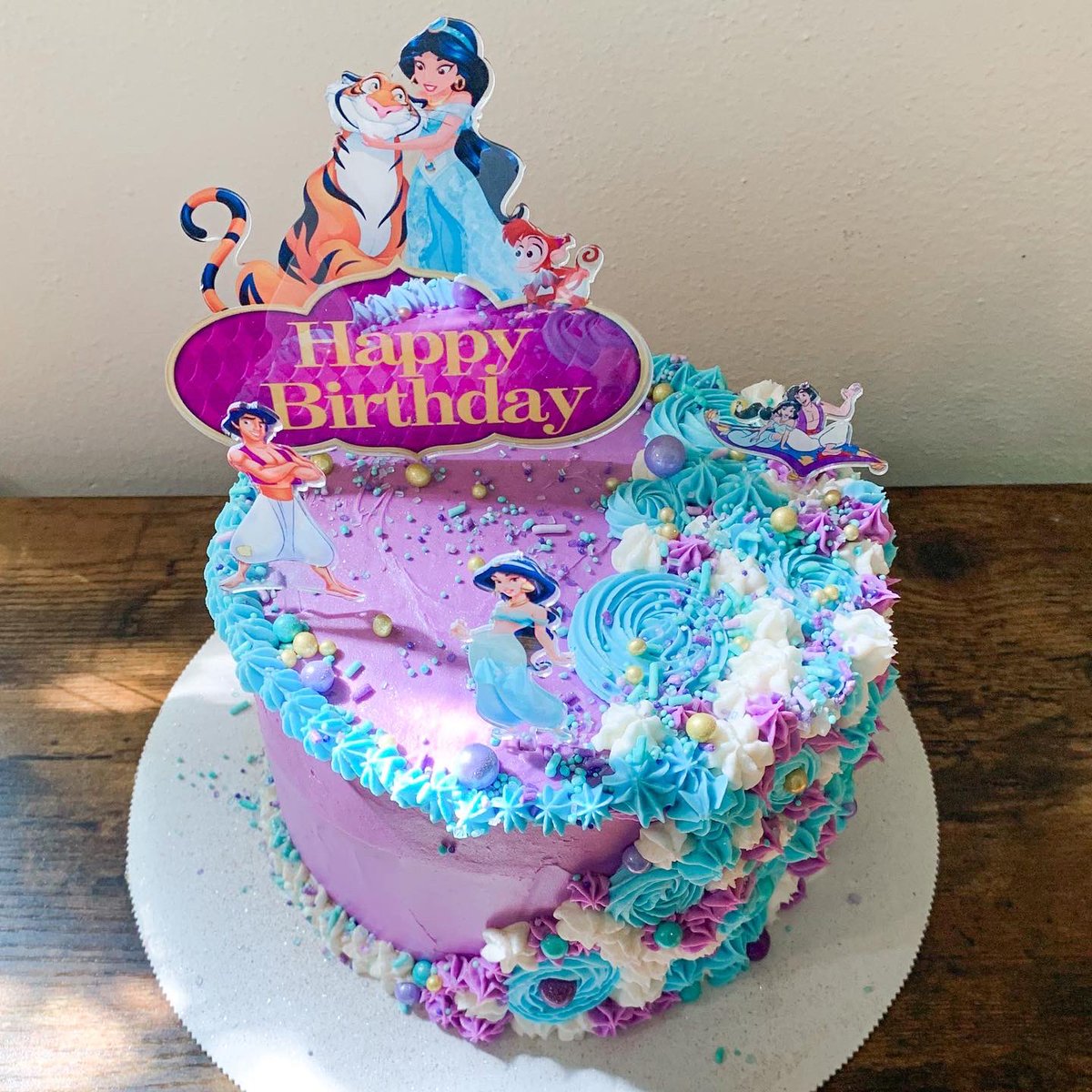 kateboss21's tweet photo. "Unhand him! By order of the princess." 
🐒🥖🕌💎🐯🧞‍♂️

#princessjasmine #aladdin #diamondintherough #rajah #abu #magiccarpet #genie #youaintneverhadafriendlikeme #princeali #doyoutrustme #icanshowyoutheworld #awholenewworld #strawberrycake #sprinklepop #wiltoncakes #kateboss https://t.co/m4sRg7sNJL
