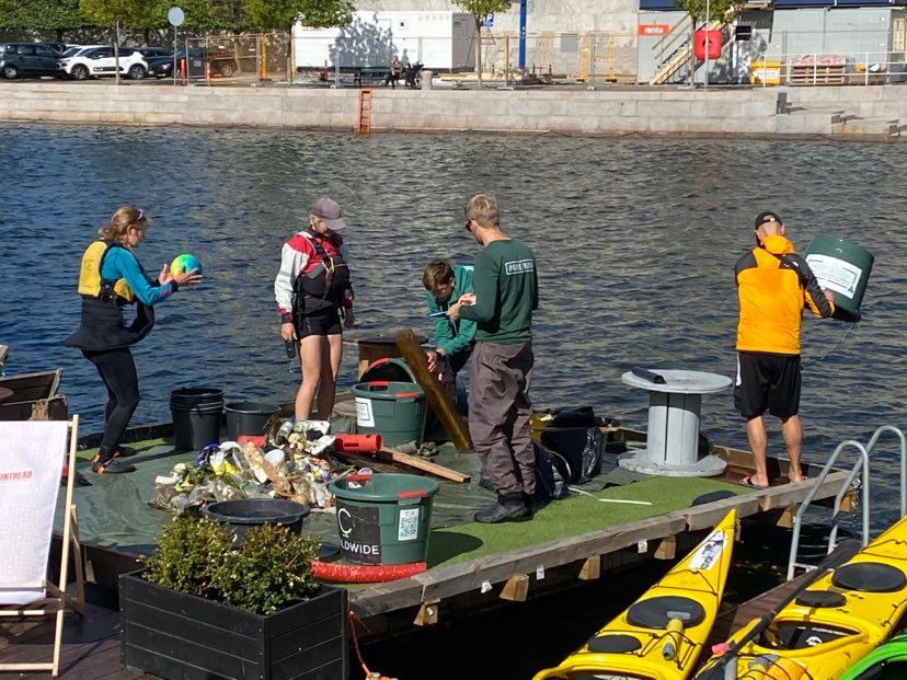 EstEmbassyDK's tweet photo. 💚Greetings from Denmark 🇩🇰 where we had a productive day kayaking with @GreenKayak_ngo to collect trash from the canals! 🐢🌊

@LetsDoItWorld #WorldCleanUpDay #greenkayak https://t.co/ZIkKqLTBX4