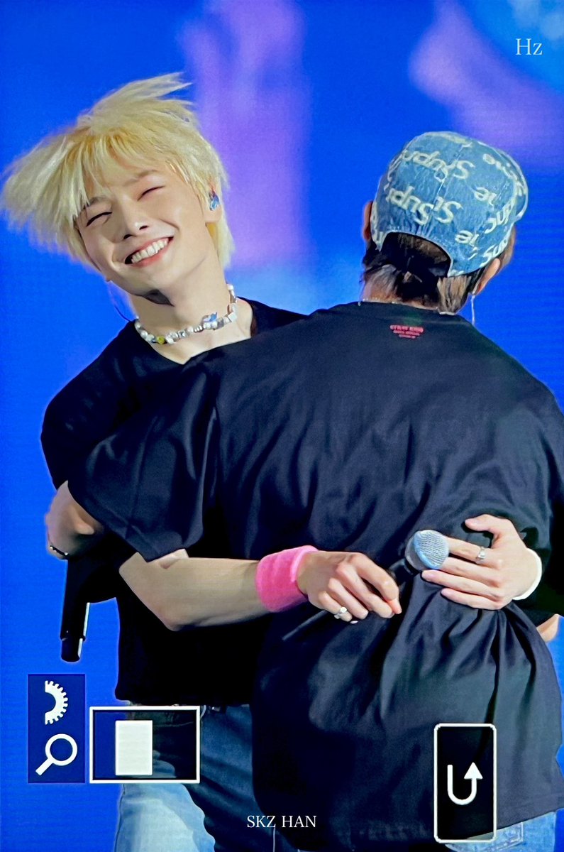 thestorykids's tweet photo. -tsk @Stray_Kids 

jeongin tuh kenapa ya senyumnya nular banget. hari ini sender lagi sedih banget karna lagi struggle sama perkuliahan. ngehype anak2 aja gapernah. tadi juga ga ngikutin konser, scroll doang tiap ada preview member. tapi pas liat foto jeongin yg ini (cont) https://t.co/wLLofd9tID