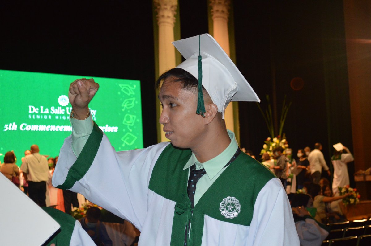 PMioneG's tweet photo. ❗️appreciation post for the best person in the world❗️
gusto ko lang sabihin na mas mataas pa sa gold medal ang deserve mo. hehe i'm so proud of you!! i love you, congrats sa paglaya sa lasalle! 🏹💚

next grad ulet with sablay 🌻❤️ https://t.co/sDDLwSt1U4
