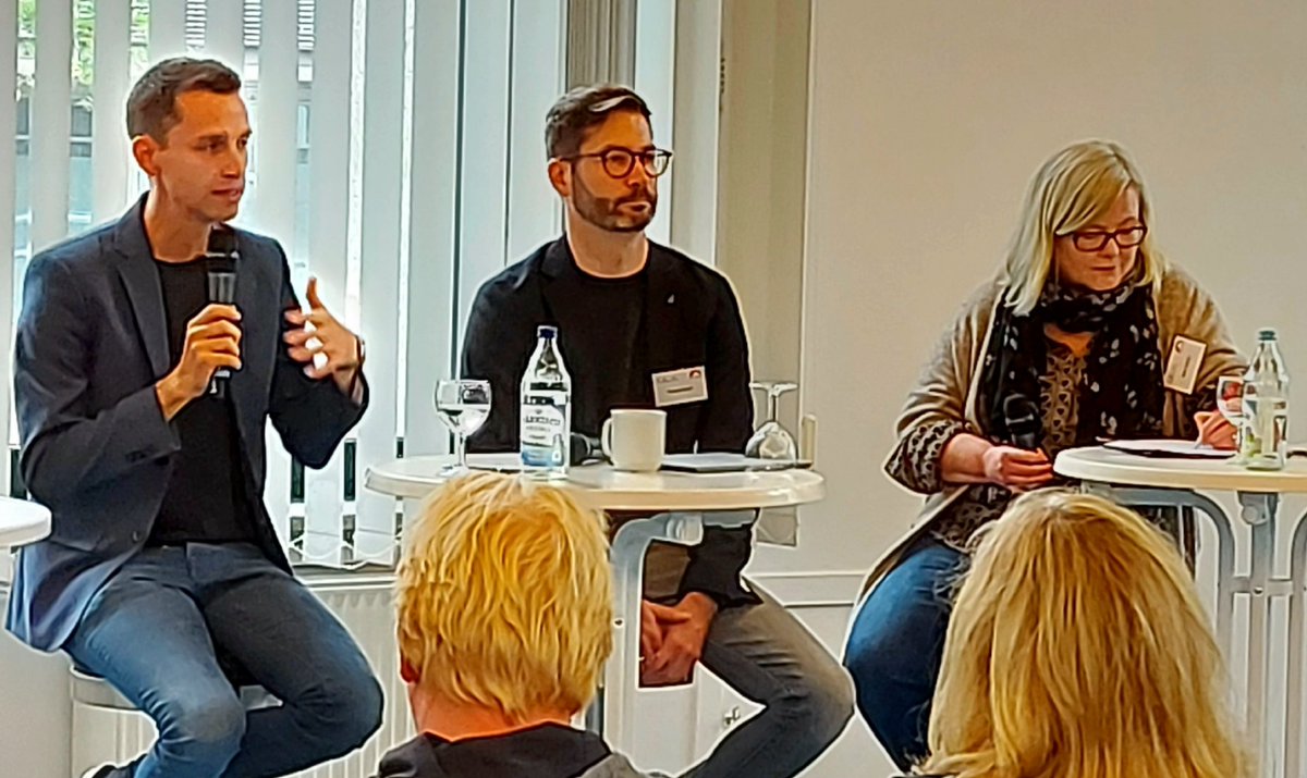 Sonja_Staack's tweet image. &quot;In der #Transformation darf die Wirtschaftsförderung nicht nur Reparaturbetrieb sein&quot; @_FreMo im Gespräch mit @AnAudretsch - tolle Debatte auf der Tagung von Forum Neue Politik der Arbeit &amp;amp; Kooperationsstelle #Wissenschaft-Arbeitswelt der @TUBerlin! @DemoWorkPod @DGB_Berlin_BRB