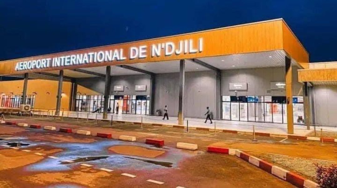 Aéroport de N'djili inauguré en 1953...Mais depuis plus d'un demi-siècle, à chaque visite officielle, des officiels Zaïrois/congolais, taillés en 4-pièce et cortèges pimpants, vont acceuillir des "hôtes de marques" dans un "hangar" d'honneur.
...Incapable de batîr mieux?