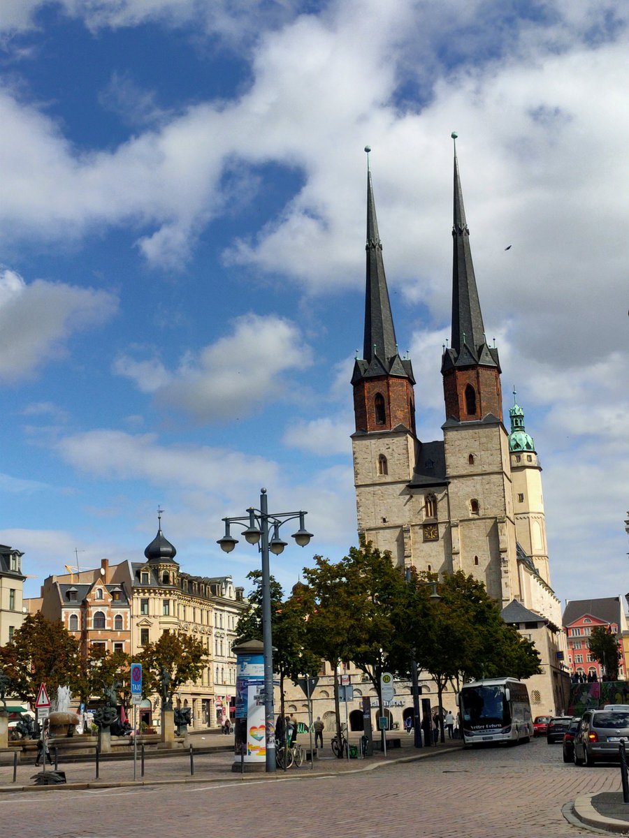 vfll_lektorat's tweet photo. #FFL22 #Wetter #Halle Das Orga-Team hat ein ernstes Wörtchen mit Petrus gesprochen. Mit Erfolg: Der Regen ist nochmal verschoben. 😁👏 https://t.co/s8QwWNsOPB