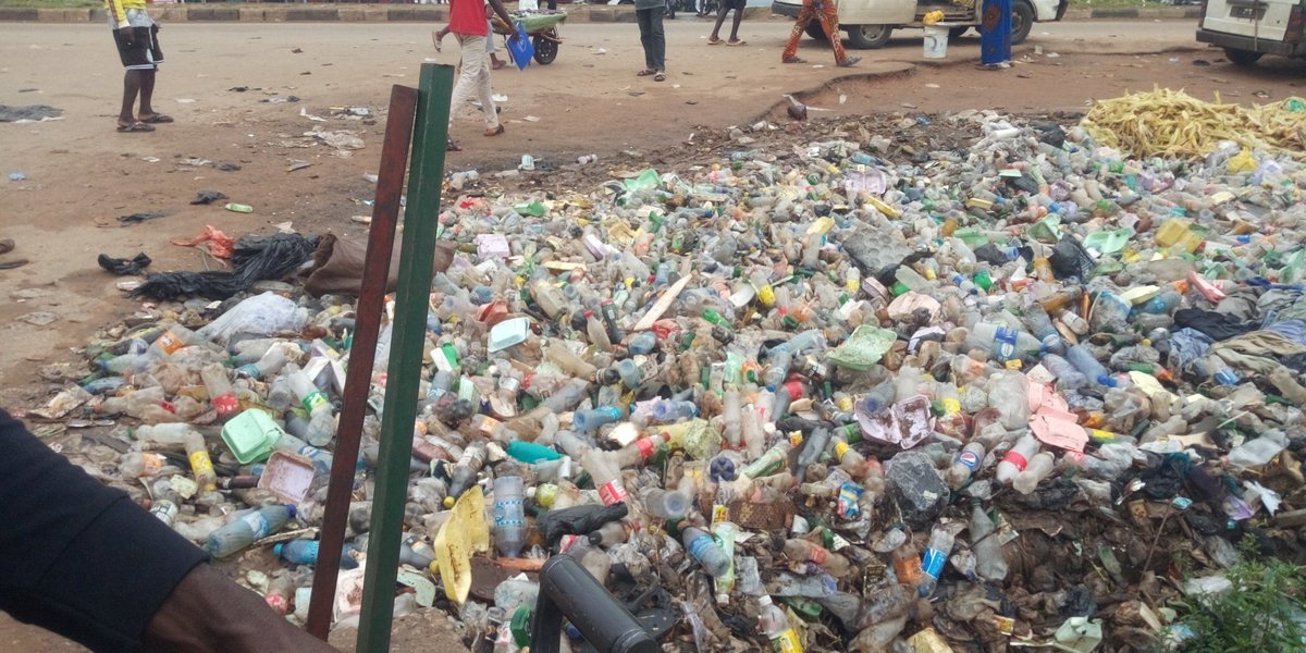 Cathyyang13's tweet photo. Today is World Cleanup Day 2022. In the effort of combating the global solid waste problem, environmentalist came out in their numbers to create awareness and cleanup areas in Makurdi, Benue Nigeria. 
What are you doing for the environment? https://t.co/PHYeBcmBbL