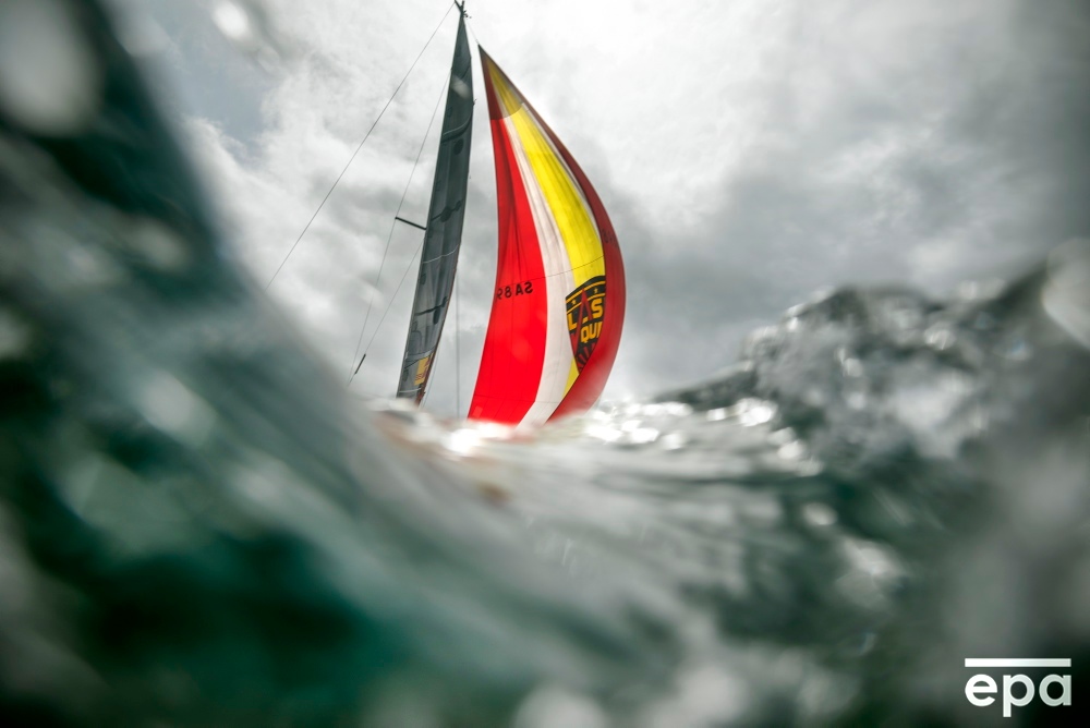 epa_sport's tweet photo. A yacht races in the annual Spring Regatta in the Indian Ocean waters of False Bay, near Cape Town, South Africa. 📷 epa / Nic Bothma
#sailing #regatta #SpringRegatta #IndianOcean @nicbothma1 #epaimages https://t.co/3QxYAGobng