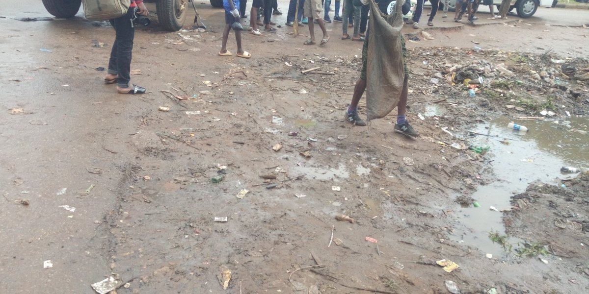 Cathyyang13's tweet photo. Today is World Cleanup Day 2022. In the effort of combating the global solid waste problem, environmentalist came out in their numbers to create awareness and cleanup areas in Makurdi, Benue Nigeria. 
What are you doing for the environment? https://t.co/PHYeBcmBbL