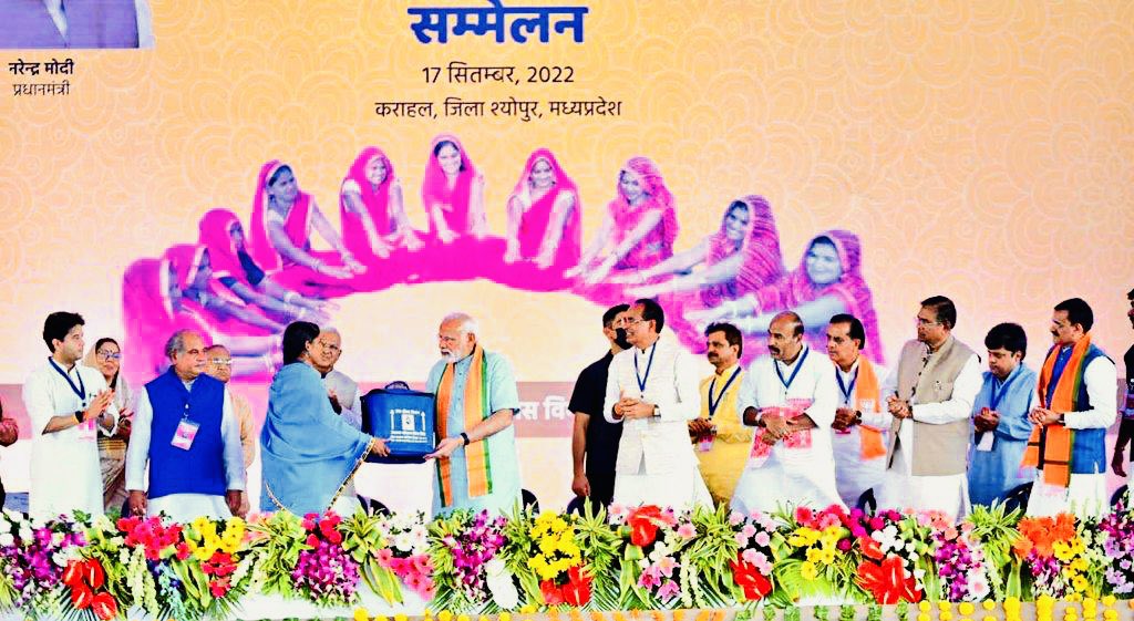 fskulaste's tweet photo. मां भारती के यशस्वी पुत्र, प्रधानमंत्री श्री @narendramodi जी ने अपने जन्मदिन के शुभ अवसर पर मध्यप्रदेश पधारकर हम सभी को धन्य कर दिया। आप आये और आपने चीतों के रूप में अमूल्य उपहार भेंटकर प्रदेशवासियों को उपकृत कर दिया। आपको हृदय से कोटि-कोटि धन्यवाद देता हूं! #MPThanksPMModi https://t.co/vhRqYjX8Jx