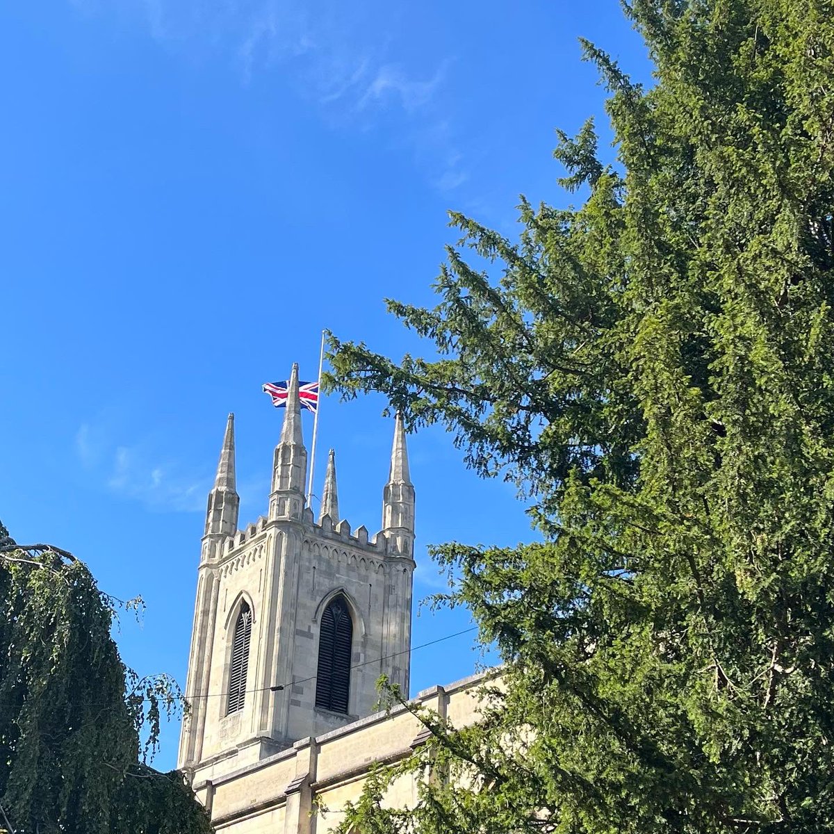 menopausecoach_'s tweet photo. Had to come and pay my respects to Queen Elizabeth II today๐๐๐ฌ๐ง
The mood was sombre but everyone here was incredibly polite, gracious and the sun shone down on us all morning.
#queen #paymyrespects #kingcharles #windsorcastle
#notfarfromhome #windsor
#HRH #Rip #flowers https://t.co/2dcyLjNOtP