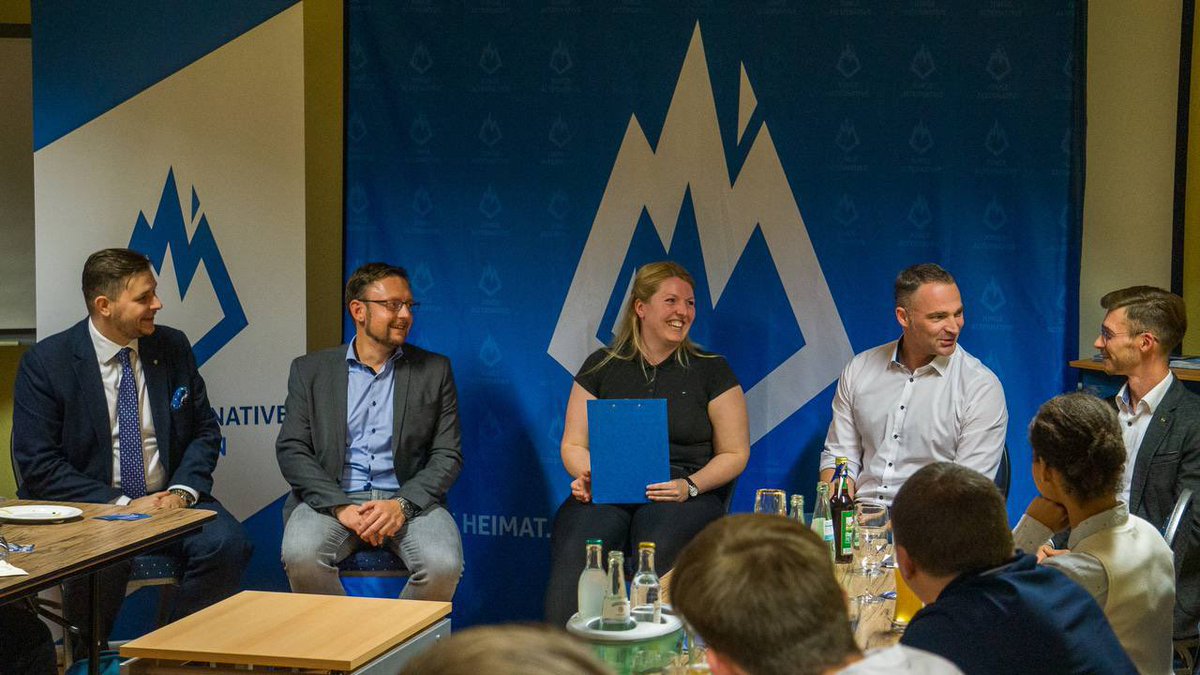 KumpfMario's tweet photo. Gestern zu Gast bei der @JA_Oberlausitz . Neben ernsten Debatten gemeinsam mit @Joerg_UrbanAfD , @SebastianWippel , @FrankPeschelMdL und @rolf_weigand wurden auch angenehme Gespäche abseits der Politik geführt. 
Auf eine kommende Einladung freue ich mich bereits. #afd #teamkumpf https://t.co/g43m7mCqY7