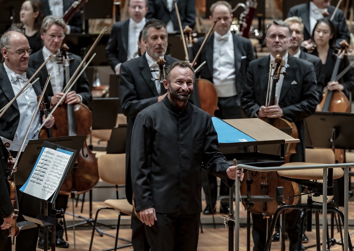 Live in 3 hours: #KirillPetrenko conducts music by #Xenakis and #BerndAloisZimmermann, followed by #LuigiDallapiccola's one-act opera 'Il prigioniero' with baritone #WolfgangKoch in the title role. Get ready! » digitalconcerthall.com/concert/54289?…  🎧🎶
📸 Bettina Stöß