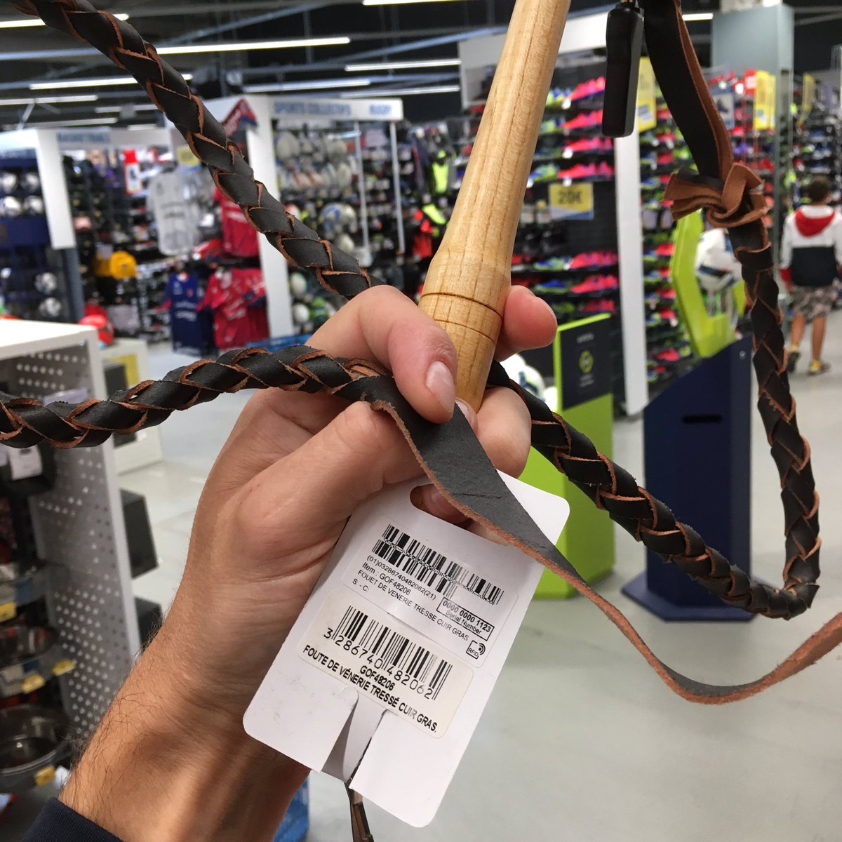 RigauxNature's tweet photo. Je ne sais pas si tout le monde sait que @Decathlon vend des fouets de chasse à courre, en plus des cartouches de fusil, couteaux de chasse et autres accessoires pour abattage récréatif d’animaux (vu ce matin dans le magasin de Clermont-Ferrand) https://t.co/A20pYgqMDa