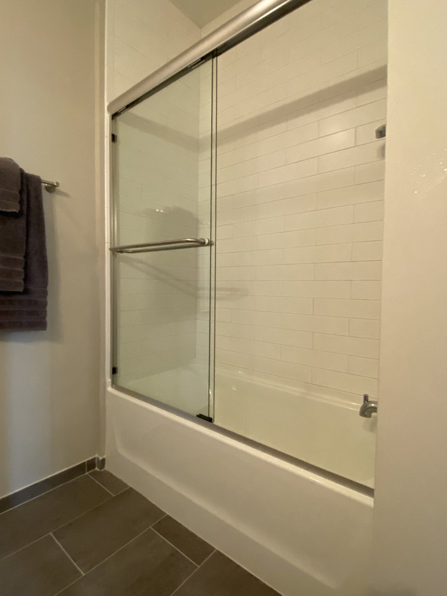 AccessNerds's tweet photo. This tub was a recent find in an “accessible” room at a new hotel. No way to transfer into the tub. No seat. No grab bars. All that means one very dirty Access Nerd. #AccessNerds #MyLifeInTheToilet #hotel #bathtub #ADA #accessibility https://t.co/BaXUeoAIzY