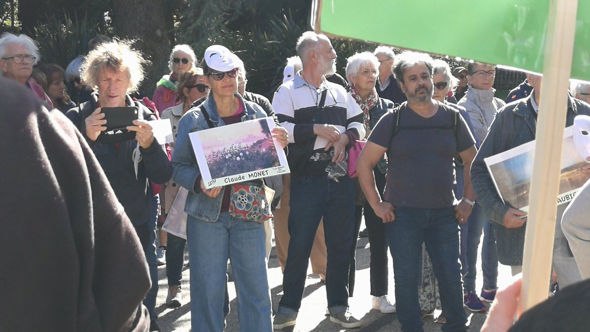 TamTamColonie's tweet photo. "Non au béton, oui aux arbres !" manifestation du @ComiteJeanVilar  en cours devant la mairie d' #Argenteuil @FionaLazaar avait parlé de petit poumon vert à l'assemblée national. @PaulVannierFI demande à m Béchu de garantir aux Argenteuillais l'usage de l'île Héloïse. https://t.co/ofL7QJRBNA