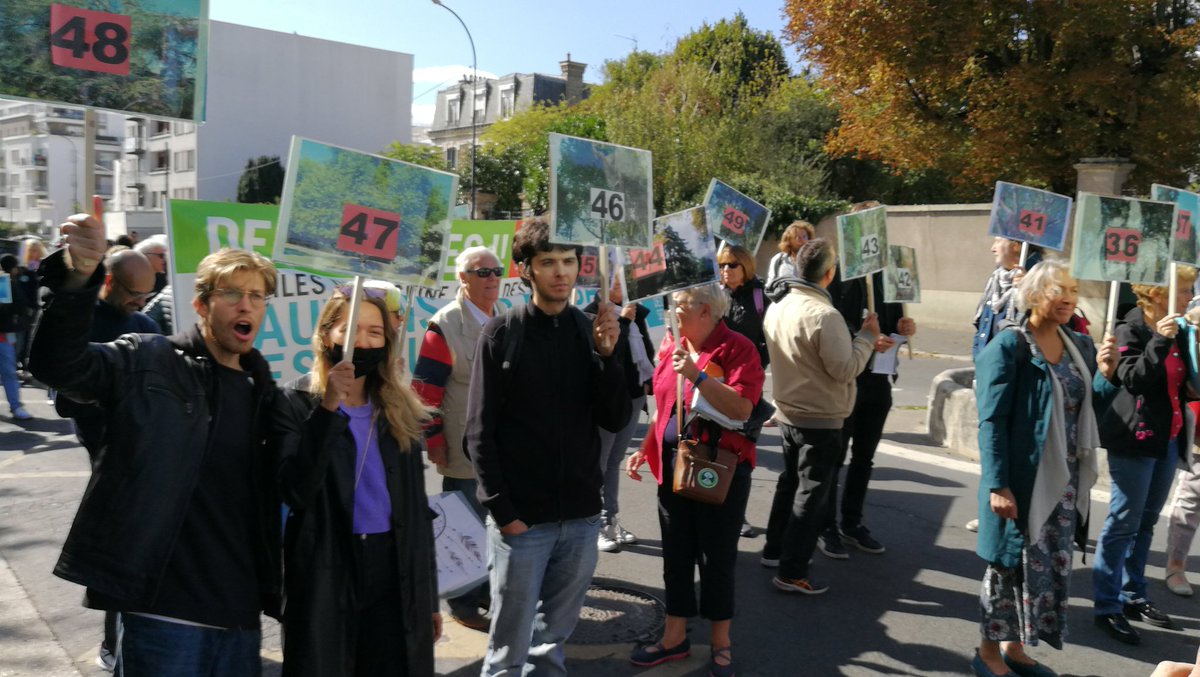 TamTamColonie's tweet photo. "Non au béton, oui aux arbres !" manifestation du @ComiteJeanVilar  en cours devant la mairie d' #Argenteuil @FionaLazaar avait parlé de petit poumon vert à l'assemblée national. @PaulVannierFI demande à m Béchu de garantir aux Argenteuillais l'usage de l'île Héloïse. https://t.co/ofL7QJRBNA