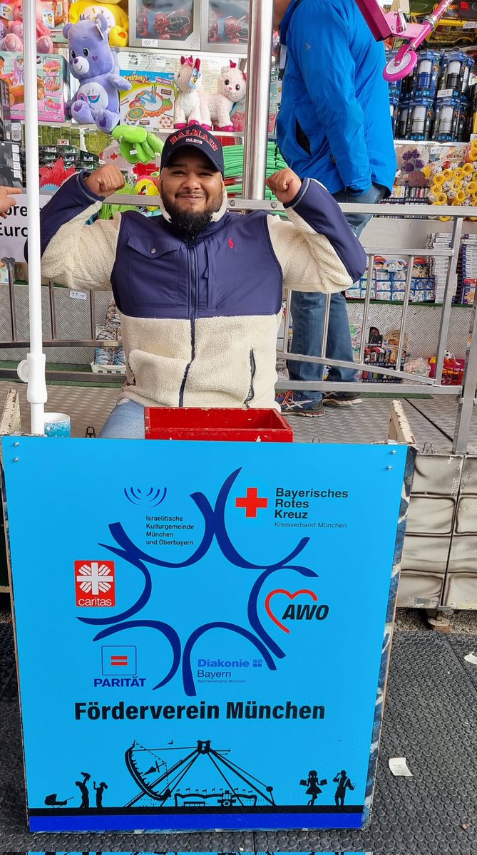 Gleich am Haupteingang links ist der Losverkauf der Münchner Sozialverbände auf der #Wiesn. Vom Erlös werden soziale Angebote in #München unterstützt.
#Oktoberfest2022