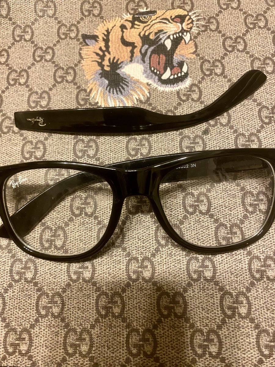 TSUKASA430's tweet photo. 昨日の犠牲😱酔っ払って帰ってきたら眼鏡が折れてた😨 https://t.co/9fyUrE0SaE