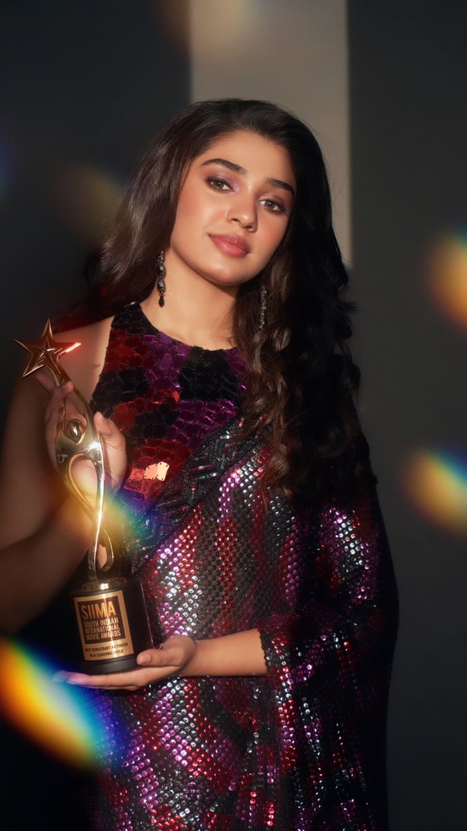 IamKrithiShetty's tweet photo. THANK YOU SO MUCH #siima ✨ for this recognition and appreciation 🌸 A big thanks and loads of love to my audience who voted for me..you’re my inspiration….I’d just like to say that 
DREAM BIG 
WORK HARD 
MAKE IT HAPPEN 💖✨#SIIMA2022 https://t.co/tUEZH4qVck