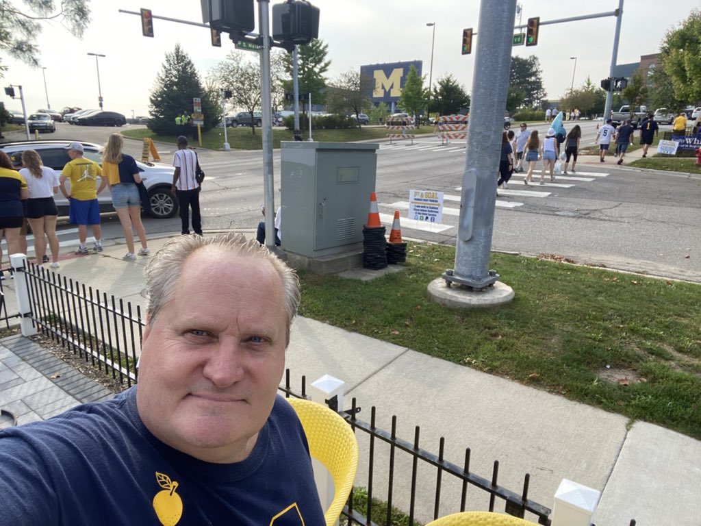 garthgraham's tweet photo. Tailgate commenced. #bighouselive https://t.co/jEGrgxQK9A