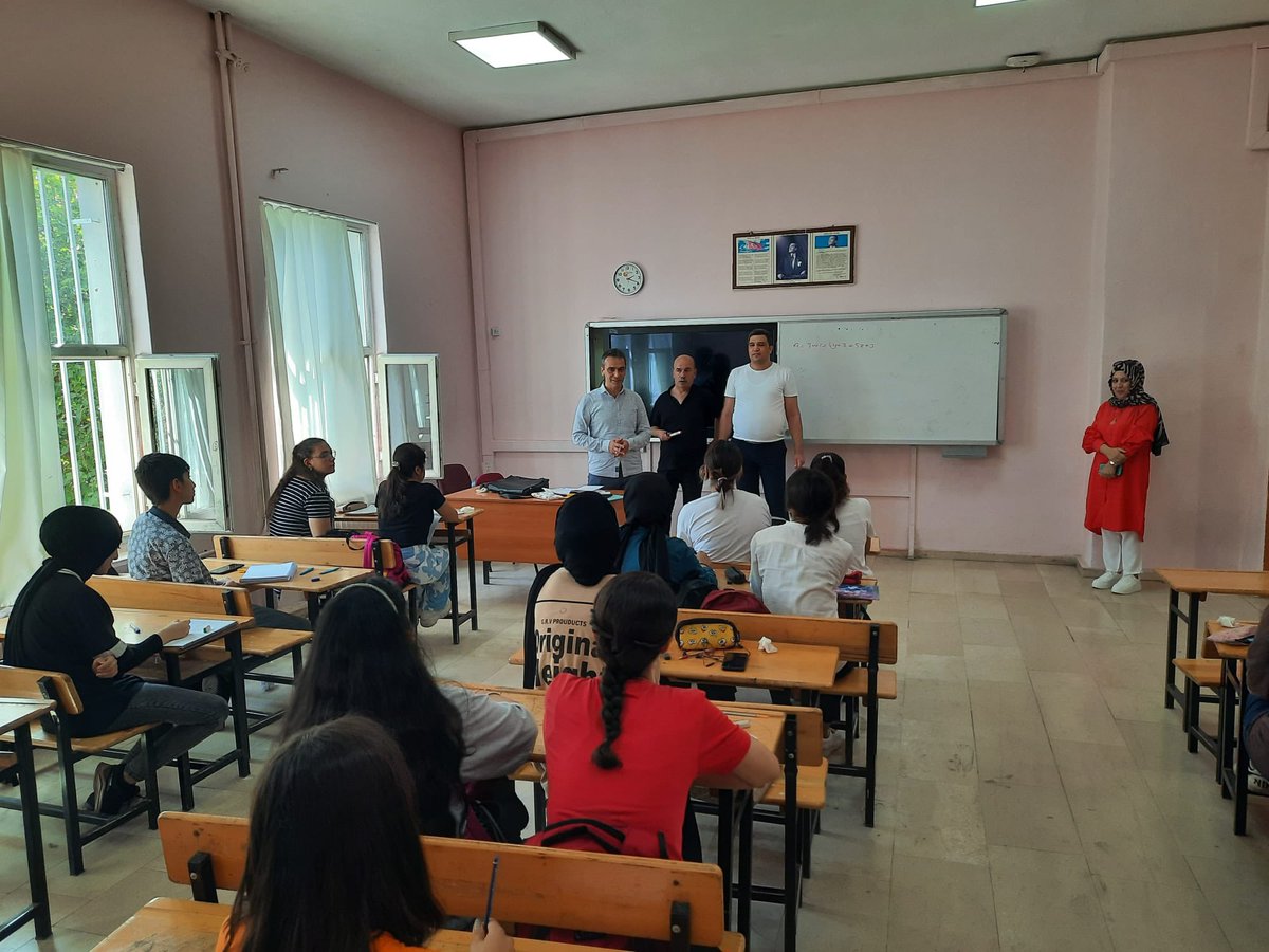İlçe Milli Eğitim Müdürümüz Sayın @ibrahim_uck , Etüt Diyarbakır projesi kapsamında mezun öğrencilerimize yönelik açılan kurslarımızı ziyaret etti. @aliihsansu_ @Diyarbakirmem @Murat4Kucukali @tcmeb