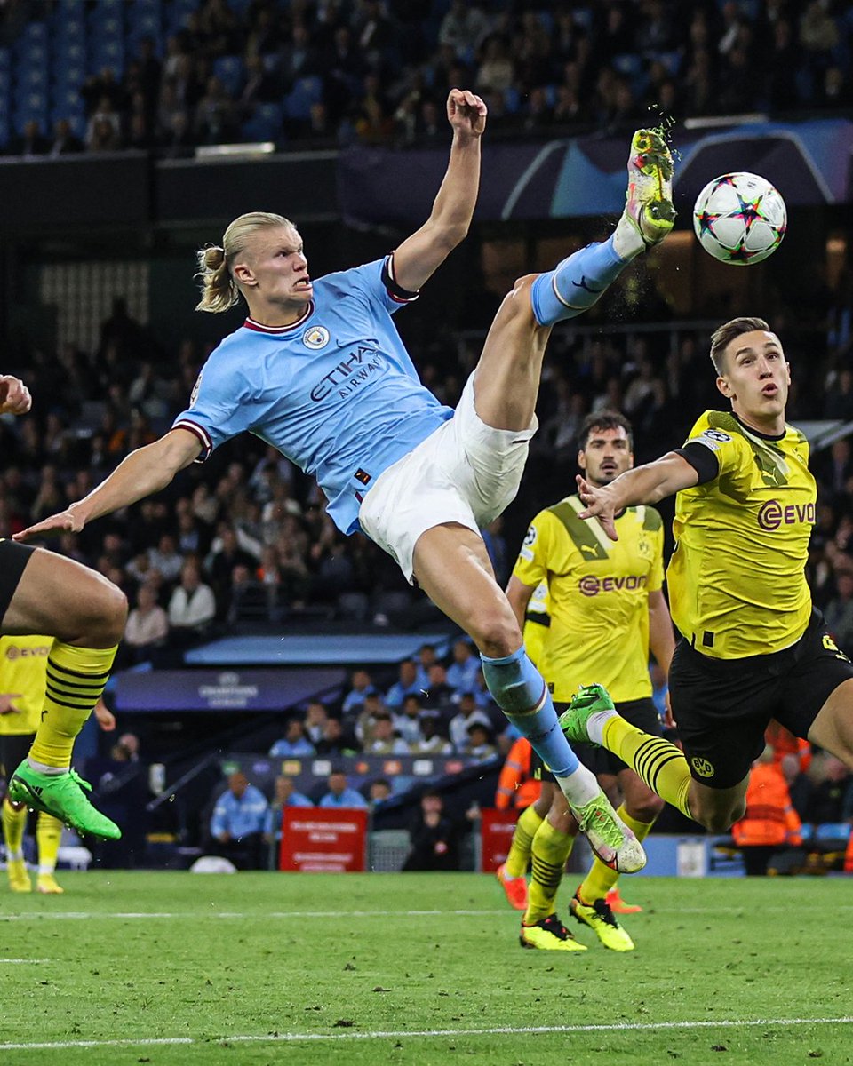 mundodabola's tweet photo. Haaland:

▪️ 14 gols em 10 jogos pelo Man City.

▪️ 100 gols nos últimos 99 jogos.

▪️ 26 gols em 21 jogos de Champions League.

O cometa é brabo! ☄️ https://t.co/Ey98WIxL9O
