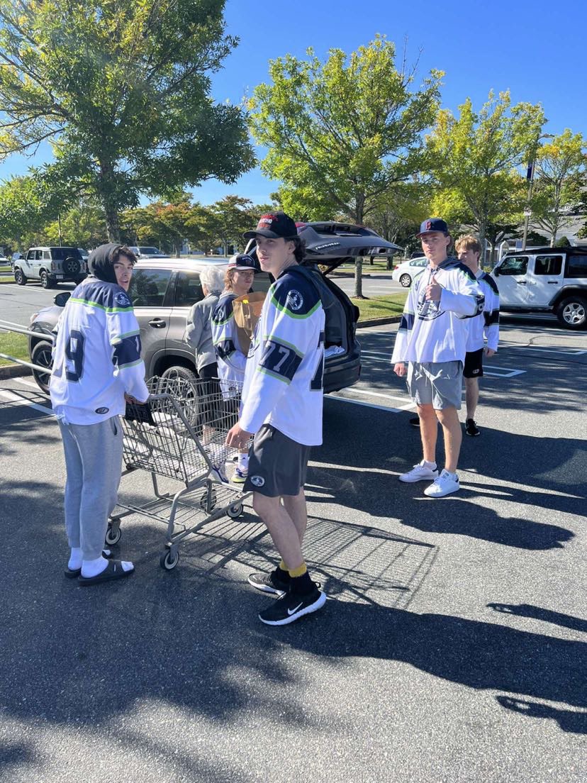 johnsterling80's tweet photo. the boys helping around the cape @EHL_Hockey @EHLpremier @Seahawks_HC https://t.co/g44asWu3Yj